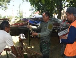 Satgas TMMD ke-124 Kodim 1002/HST Sambangi Peternak Itik di Sela Kegiatan