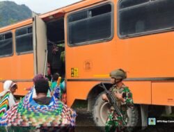 Ciptakan Rasa Aman, Satgas Yonif 611/Awang Long Laksanakan Pengawalan Bus Warga Desa Banti