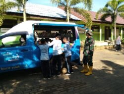 Siswa-Siswi SDN 1 Gunung Melati Sambut Antusias Kehadiran Perpustakaan Keliling TMMD Ke-124 Kodim 1009/Tla
