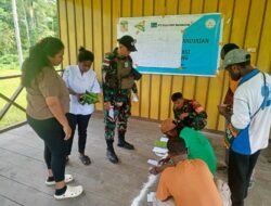 Pembinaan Teritorial, Satgas Pam Obvitnas Yonif 611/Awang Long Dampingi Tenaga Kesehatan Program Kampung Sehat di Distrik Agimuga