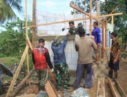 Satgas TMMD Ke-124 Kodim 1009/Tanah Laut Melaksanakan Pemasangan Dinding MCK Mushola Darul Huda