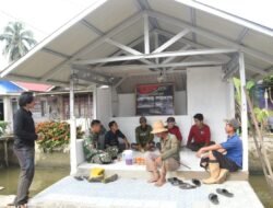 Poskamling Desa Pengambau Hilir Luar Jadi Tempat Melepas Lelah Satgas TMMD dan Warga Setelah Bangun Jalan