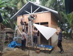Progres Rehab RTLH TMMD HST Terus Berlanjut, Pemasangan Penutup Kuda-Kuda Dilakukan