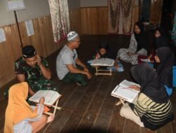 Malam Hari di Rumah Singgah, Anggota Satgas TMMD ke-124 Kodim 1002/HST Ajarkan Mengaji Al-Qur’an Kepada Anak-anak