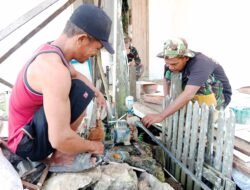 Pemasangan Mesin Air Terus Pacu Rehab Langgar Darussalam TMMD ke-124 Kodim 1002/HST