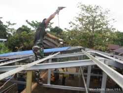 Satgas TMMD Gesit Pasang Atap Seng Teras Langgar Darussalam Sebagai Sasaran Tambahan