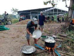 Kebersamaan Terjalin, Pasiterdim 1002/HST dan Warga Siapkan Makan Siang Bersama di Lokasi Rehab Langgar