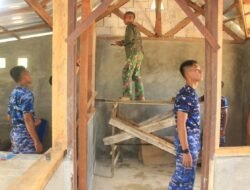 Sekat Dinding Kamar Satgas TMMD Kodim 1009/Tanah Laut Kebut Pengerjaan Rehab Rumah Pak Cahyo