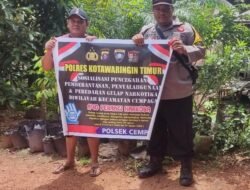 Bentangkan spanduk Polsek Cempaga Sosialisasi Penyalahgunaan Narkotika.