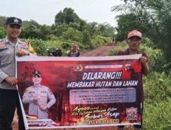 Personel Piket Polsek Kota Besi sosialisasi bahaya dan pidana terhadap pelaku Karhutla.