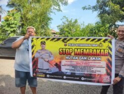 Bentangkan spanduk bersama warga, Polsek Cempaga Sosialisasi Karhutla
