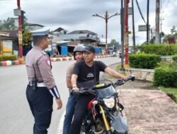 Teguran Simpatik Kepada Pengendara Tak Pakai Helm Oleh Satlantas Polres Murung Raya