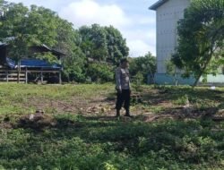 Anggota Pollsek Kapuas Tengah Melaksanakan Pengecekan Pemanfaatan Lahan Pekarangan Hewan Ternak di Desa Jangkang