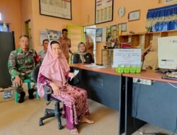 Babinsa dan Bhabinkamtibmas Dampingi, Penyaluran BLT di Desa Wawai