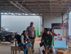 Sambangi Warga, Personel Polsek Telawang Beri Himbauan Kamtibmas.