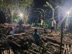 Satgas TMMD ke-125 Kodim 1007/Banjarmasin dan Warga Lanjutkan Pemasangan Siring Galam di Malam Hari