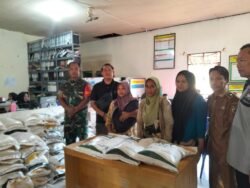 Bersama Aparat Desa Pemuda Sertu Triyono Bantu Salurkan Bantuan Pangan Beras Kepada Masyarakat Penerima Manfaat