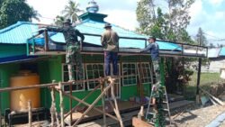 Satgas TMMD ke-125 Kodim 1007/Banjarmasin Lanjutkan Rehab Musholla Nurul Huda Bersama Warga