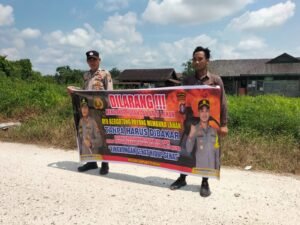 Piket Polsek Kapuas  Tengah sosialisasi imbauan larangan  karhutla kepada warga masyarakat.