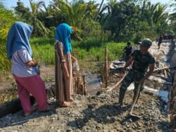 Warga Mantuil Sambut Hangat Program TMMD ke-125 Kodim 1007/Banjarmasin, Emak-Emak Antarkan Buah Tangan untuk Satgas