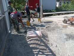 Satgas TMMD ke-125 Kodim 1007/Banjarmasin Cor Beton Halaman Masjid dengan Semangat Baja