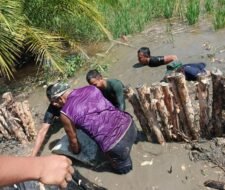 Pemasangan Gorong-Gorong di Lokasi Ketiga, Satgas TMMD Kodim 1007/Banjarmasin Tetap Semangat Meski Berjibaku dengan Air