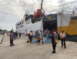 Pastikan Aman , Polsek KP Mentaya  amankan Kedatangan KM. DHARMA FERRY VI di Pelabuhan Pelindo Sampit.