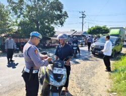 Operasi Patuh Telabang 2025 Polres Kapuas Bagikan Stiker Keselamatan Berkendara