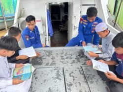 Ditpolairud Polda Kalteng Dukung Dunia Pendidikan Melalui Kegiatan Kapal Melek Huruf