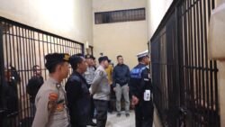 ANGGOTA SATSAMAPTA POLRES KAPUAS MELAKSANAKAN PENGECEKAN TAHANAN PADA MALAM HARI.