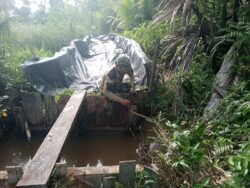 Satgas TMMD ke-125 Kodim 1007/Banjarmasin Lanjutkan Pemasangan Siring Jembatan di Kuin Kecil