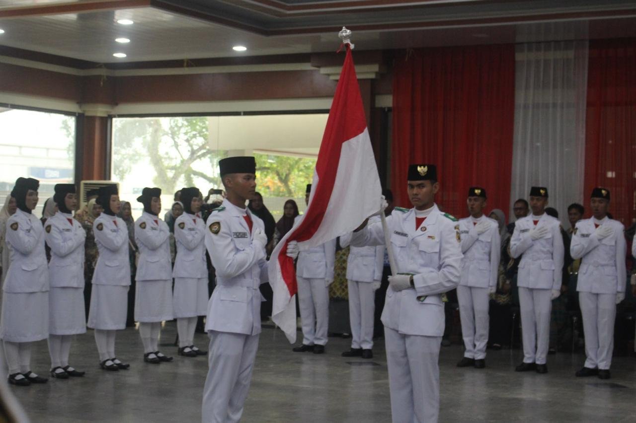 Bersama Jajaran Forkopimda Tala Dandim 1009/Tanah Laut Turut Hadir Menyaksikan Pengukuhan Paskibraka Kabupaten Tanah Laut