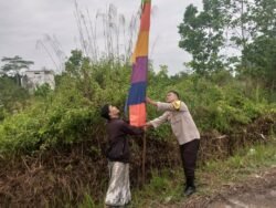 Polsek Ketapang Bersama Warga Memeriahan HUT RI Ke-80 Dengan Memasang Bendera Dan Umbul – umbul.