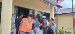 Kegiatan Rutin Jumat Berkah, Polsek KP. Mentaya Bagikan Snack dan Air Minum Kepada Jemaah Sholat Jumat