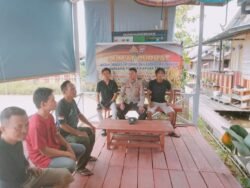 Jum’at Curhat,  personil Polsek Kapuas Tengah Tampung langsung Keluh Kesah Warga Desa Pujon.