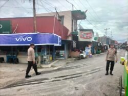 Piket polsek Kapuas Tengah rutin Patroli ke pasar harian Pujon desa Pujon.
