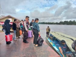 Unit Patroli Air Satsamapta Polres Barsel Imbau Penumpang Speed Boat Utamakan Keselamatan Selama Perjalanan