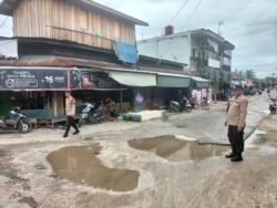 Piket  polsek Kapuas Tengah rutin Patroli ke pasar harian Pujon desa Pujon.