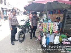 Personil polsek Kapuas Tengah rutin Patroli ke pasar harian Pujon desa Pujon.