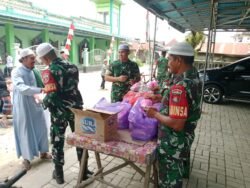 Dekat dengan Rakyat, Dandim 1002/HST Sholat Jumat dan Berbagi di Masjid Al Munawwar