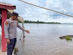 Antisipasi Banjir, Polsek Dusun Selatan  Patroli Dialogis, Pantau Ketinggian Air di Pelabuhan Pasar Lama