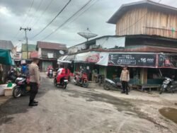 Personil polsek Kapuas Tengah rutin Patroli ke pasar harian Pujon desa Pujon.