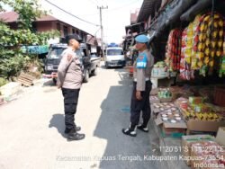 Personil polsek Kapuas Tengah rutin Patroli ke pasar harian Pujon desa Pujon.