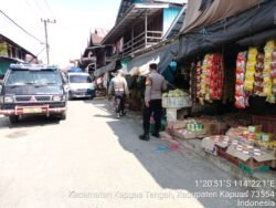 Piket polsek Kapuas Tengah rutin Patroli ke pasar harian Pujon desa Pujon.