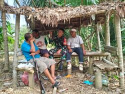 Babinsa Koramil 1002-01/Batang Alai Selatan Jalin Kedekatan Lewat Komsos di Desa Limbar