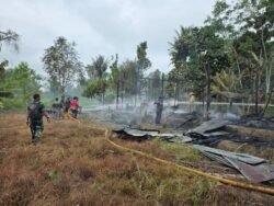 Personel Koramil BAS dan BPK 654 Evakuasi Kebakaran Rumah di Jalan Merdeka