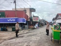 Personil polsek Kapuas Tengah rutin Patroli ke pasar harian Pujon desa Pujon.