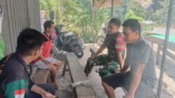 Komsos Babinsa di Desa Hapalah Wujudkan Kemanunggalan TNI dan Masyarakat