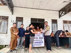 Kapospol Sei Babuat Kawal Penyaluran BLT-DD Warga Tumbang Batian