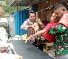 Babinsa dan Bhabinkamtibmas Barabai Evakuasi Warga Sakit Asma ke RSUD Damanhuri